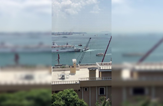 İstanbul Boğazı'nda gemi ile vapur temas yaşandı
