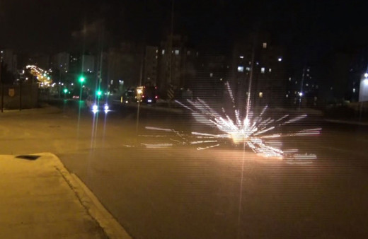 Havai fişek atan otomobille trafiğe çıktılar
