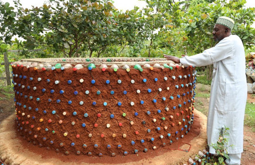 Afrika'nın en büyük pet şişeden evini yaptı