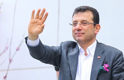 Ekrem İmamoğlu yönetmen koltuğuna da oturdu! Ahmet Ümit'e set ziyareti
