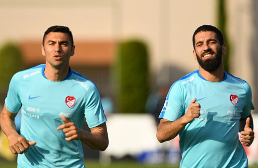 Burak Yılmaz'dan 'Arda Turan göbekli' diyenler için olay paylaşım
