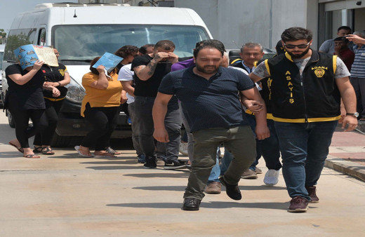 Çete kimsesiz ve maddi durumu olmayan kadınları kandırmışlar