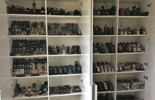 15 yılda 2 bin cep telefonu biriktirdi hepsini yatak odasında saklıyor