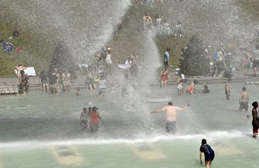 Eyfel kulesi tatil köyüne döndü! Renkli kareler