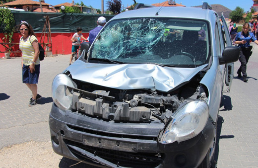 Manisa’da motosiklet kamyonetle çarpıştı: 1’i ağır 2 yaralı