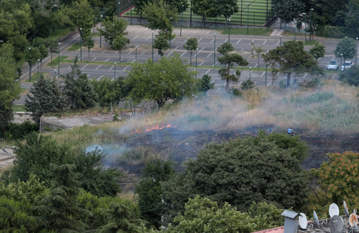 Tarihi hamamın yanında çıkan yangın korkuttu