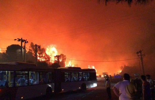 İzmir'deki orman yangınının tehdit ettiği oteller tahliye edildi