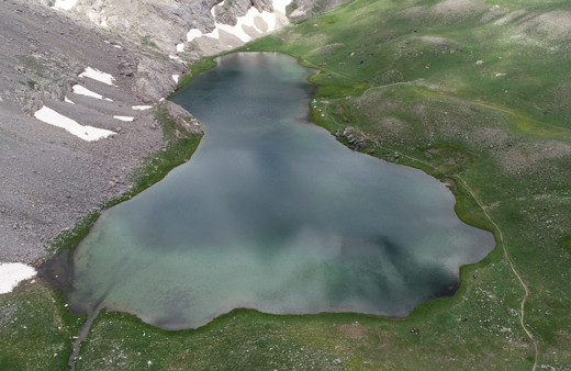 Bolkar zirvesindeki kar ve göl manzarası ziyaretçilerini mest ediyor