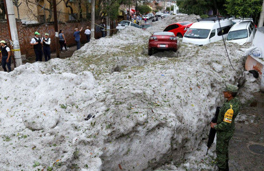 İnanılmaz görüntü! Artı 30 derecede dolu fırtınası hayatı bu hale getirdi