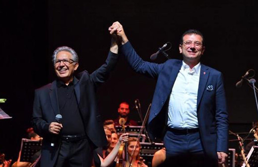 Zülfü Livaneli'nin konserine katılan Ekrem İmamoğlu'ndan "Ey Özgürlük" şarkısı