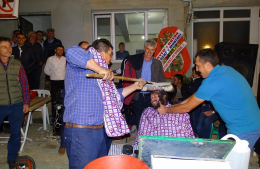 Kütahya'ta geleneksel düğün şakası damat motorlu testere ile traş ediliyor