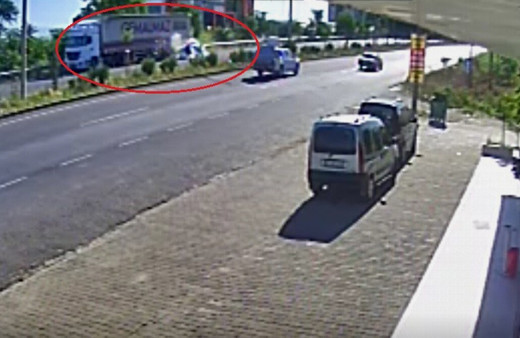 Manisa’da bir aileyi yok eden kaza anı güvenlik kamerasında