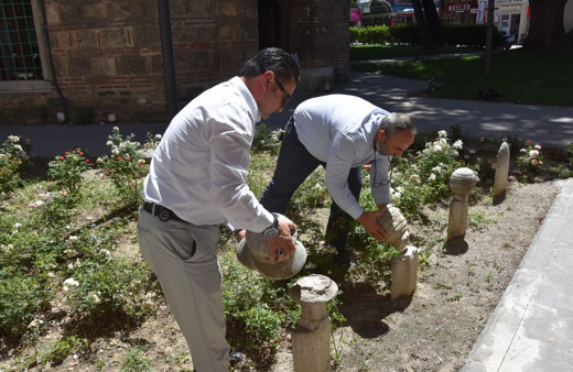 600 yıllık külliyedeki mezar taşlarını böyle kırdılar!