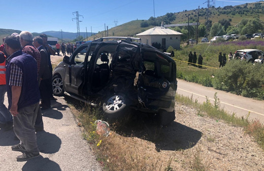 Erzincan- Sivas karayolunda iki otomobil çarpıştı! 3 ölü 2'si ağır 6 yaralı