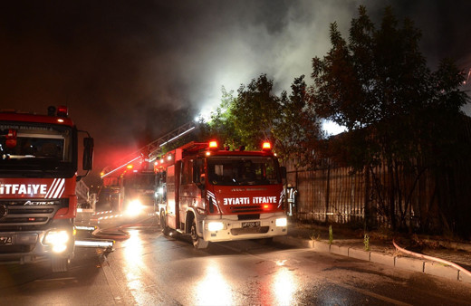 Sancaktepe'de raf fabrikasında yangın