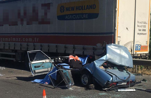Otomobil TIR'a arkadan çarptı! Aynı aileden 3 kişi öldü 2 kişi yaralandı