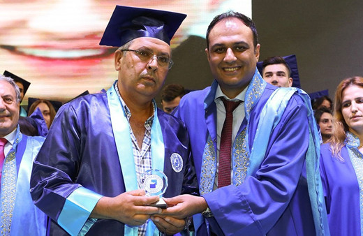 Güvenlik görevlisi olarak başladığı üniversiteden üçüncülükle mezun oldu