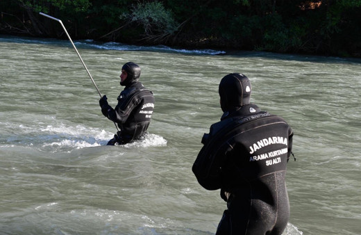 Bagaj kapağının çarpması ile nehre düşen gencin cansız bedenine ulaşıldı