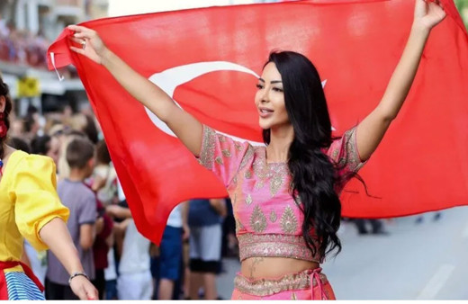 Yerli Kim Kardashian Gizem Şahin Miss Freedom of the World yarışmasının birincisi oldu!