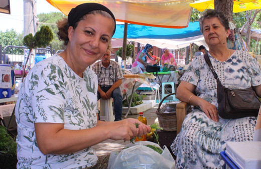 İzmir'de kurulan bu pazarda erkeklere yer yok