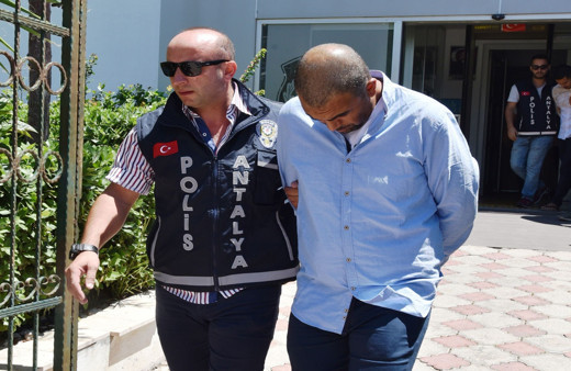 İranlı turistlerin yaptığına bak! Hırsızlık yaparken yakalandılar