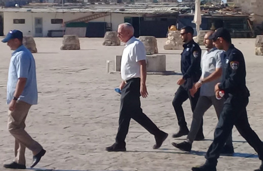 İsrailli bakan ve onlarca fanatik Yahudi Mescid-i Aksa'yı bastı