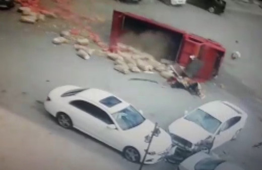 Malatya'da 6 kişinin yaralandığı kaza güvenlik kamerasına yansıdı