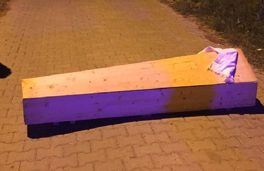 Tekirdağ'da mahalleye bırakılan tabut büyük korkuya neden oldu