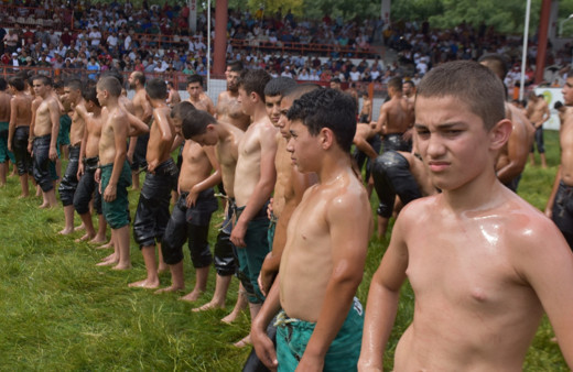Kırkpınar'da çayıra çıkan çocukların hayali başpehlivan olmak