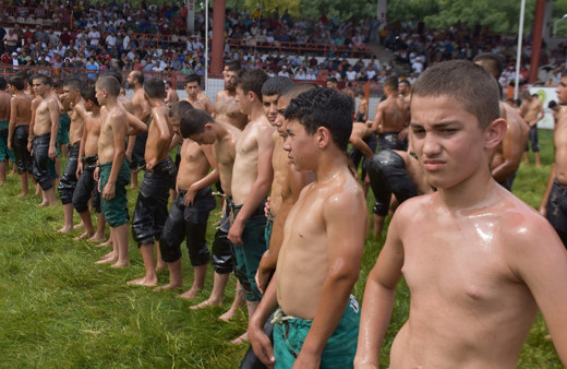 Kırkpınar'da çayıra çıkan çocukların hayali başpehlivan olmak
