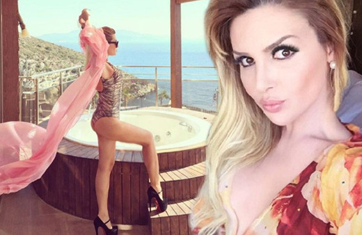 Selin Ciğerci mayolu pozuyla meydan okudu! Futbolcu sevgilisinden yorum gecikmedi!