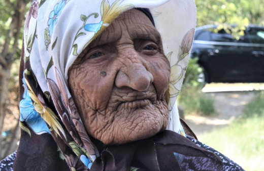 Bursa'da 119 yaşına giren nineye sürpriz doğum günü kutlaması