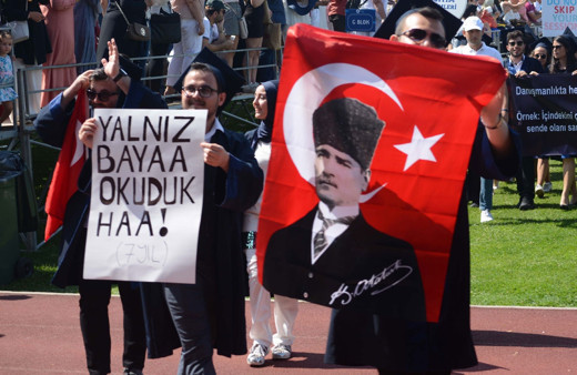 Boğaziçi Üniversitesi rektörüne mezuniyet töreninde büyük şok! Öğrenciler bir anda...