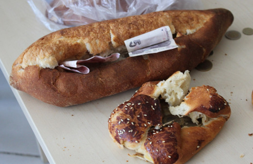 Dilencilere yapılan uygulamada ekmek arasında para çıktı