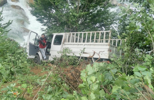 Kamyonetteki 3 kişi hayata son anda tutundu