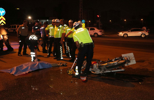 Adana'da otomobilin çarptığı motosiklet sürücüsü kurtarılamadı!