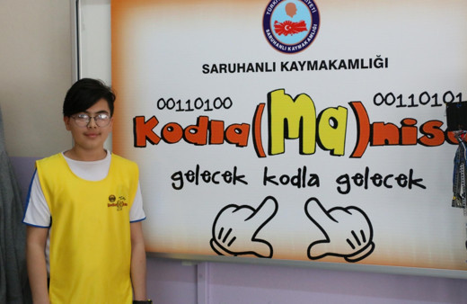 Manisa'da 13 yaşındaki öğrenci arkadaşının babası için protez el yaptı gönülleri fethetti