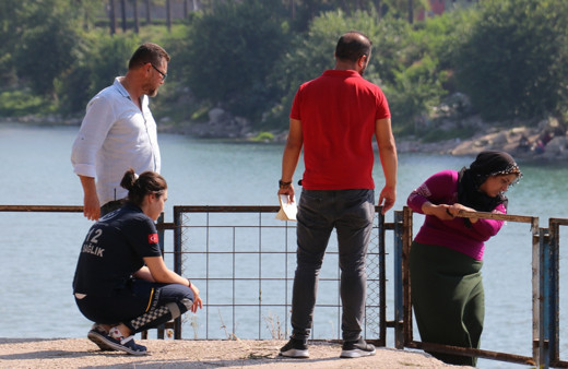 Karısı intihar ederken bakın kocası ne yaptı