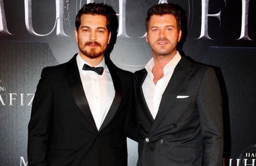 Kıvanç Tatlıtuğ ve Çağatay Ulusoy ikilisi bir arada! Ulusoy'un yeni imajı dikkat çekici