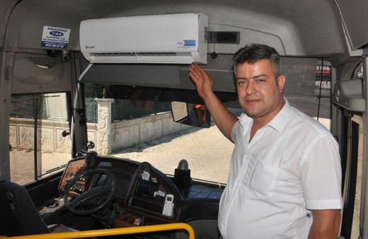 Aydın'da minibüse ev tipi klima taktıran vatandaş yakıttan tasarruf etti