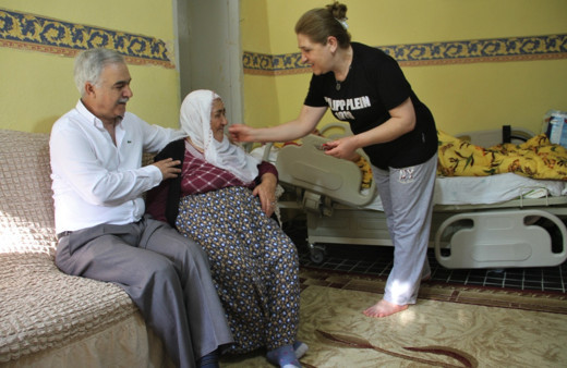 Elazığ'da örnek gelin! Aynı evde hem annesine hem kaynanasına gözü gibi bakıyor