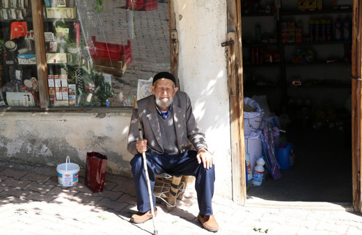 Erzincan'da 80 yıldır bakkal işletiyor! Siftah etmediği günler oluyor