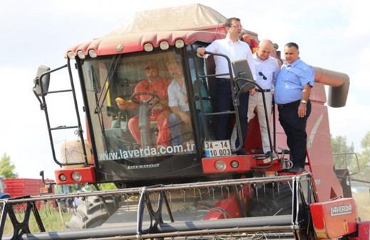 Ekrem İmamoğlu, biçerdövere binip buğday biçti