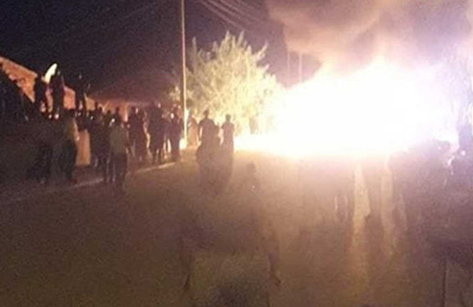 Denizli'de cinsel istismar şüphelisinin evini taşlayıp eşyalarını ateşe verdiler