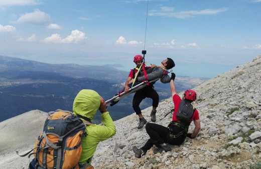 Uçuruma yuvarlanan tıp fakültesi öğrencisini jandarma kurtardı