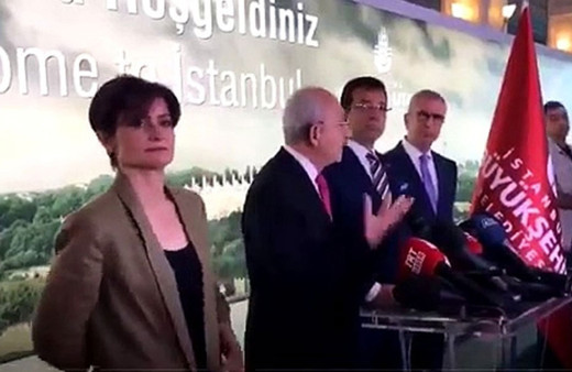 Kaftancıoğlu, Kılıçdaroğlu konuşurken düşen telefonu havada yakaladı! Sosyal medya coştu