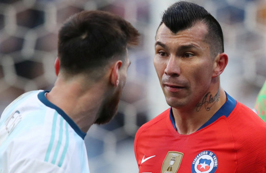 Beşiktaşlı Gary Medel'den Messi'ye kafa!