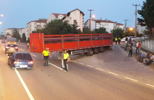 TIR askıda D-130 Karayolu kilitlendi