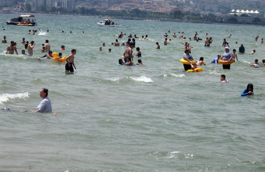 İstanbul'da vatandaşlar plaja akın etti