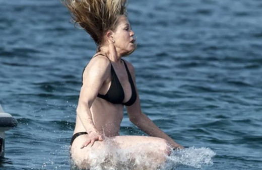 61 yaşındaki ünlü oyuncu bikinisiyle yıllara meydan okudu